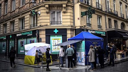 Des personnes font la queue pour faire un test de dépistage du Covid-19, à Paris, le 23 décembre 2020. (CHRISTOPHE ARCHAMBAULT / AFP)