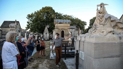 Un guide conférencier fait visiter le cimetière de la Chartreuse, à Bordeaux, en juillet 2020 (illustration). (STEPHANE LARTIGUE / MAXPPP)