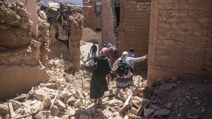 Des habitants de Moulay Brahim, au Maroc, sur les décombres, le 9 septembre 2023. (MOSA'AB ELSHAMY / AP / SIPA)