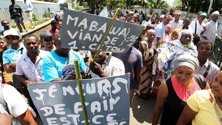 Manifestation &agrave;&nbsp;Mamoudzou (Mayotte) contre la vie ch&egrave;re le 10 octobre 2011. (RICHARD BOUHET/AFP)