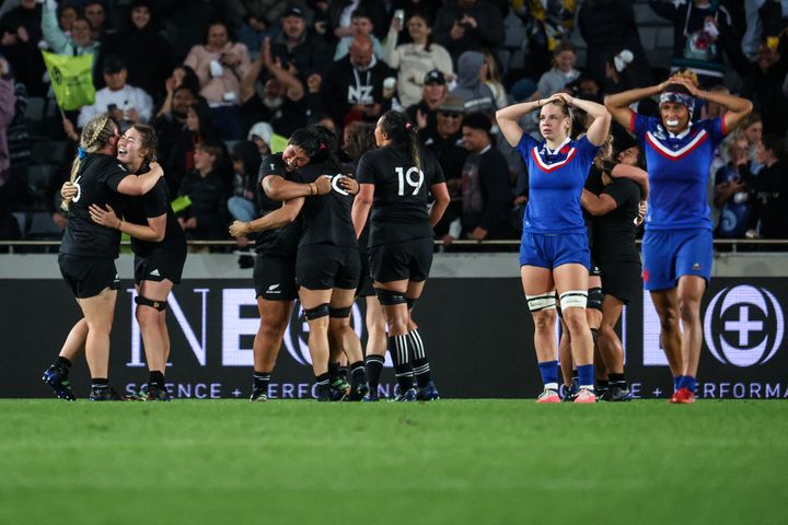 La déception des Françaises après leur défaite en demi-finale de Coupe du monde contre la Nouvelle-Zélande, le 5 novembre 2022. (MARTY MELVILLE / AFP)