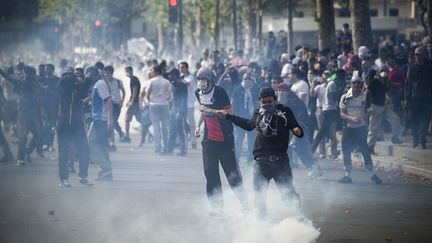 Des manifestants pro-palestiniens lors de heurts avec la police, &agrave; Paris, le 26 juillet 2014. (ZACHARIE SCHEURER / NURPHOTO / AFP)