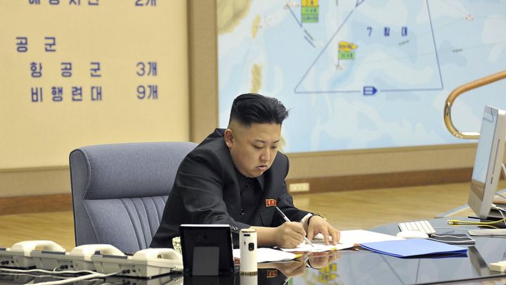 Cette photo a &eacute;t&eacute; diffus&eacute;e par l'agence officielle nord-cor&eacute;enne (KCNA), le 29 Mars, 2013. Le dirigeant Kim Jong-Un consulte des documents, avec en arri&egrave;re-plan une carte d'op&eacute;rations militaires. (KNS / KCNA / AFP)