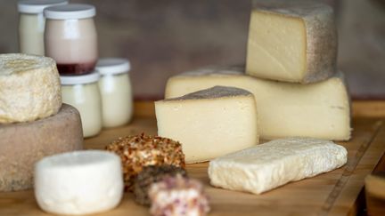 Un bon plateau doit proposer des fromages aux 3 laits : vache, chèvre et brebis. (SIMON DAVAL / MAXPPP)