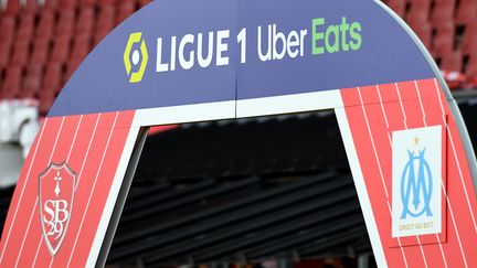 Le logo de Uber Eats, sponsor de l'OM à Brest lors du march Stade Brestois-Olympique de Marseille, en août 2020. (NICOLAS CREACH / MAXPPP)