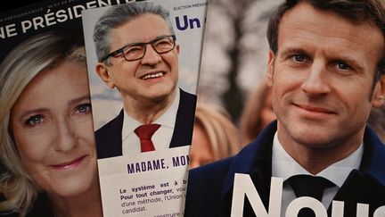 Une profession de foi de Jean-Luc Mélenchon entre celles des deux finalistes de l'élection présidentielle : Marine Le Pen et Emmanuel Macron. (MAXPPP)