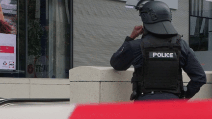 À la gare RER parisienne Bibliothèque François Mitterrand, la police a tiré sur une femme qui menaçait des voyageurs, dans la matinée du 31 octobre. Selon des témoins, elle disait vouloir tout faire sauter, et aurait crié "Allah Akbar". Son pronostic vital est engagé. (France 2)