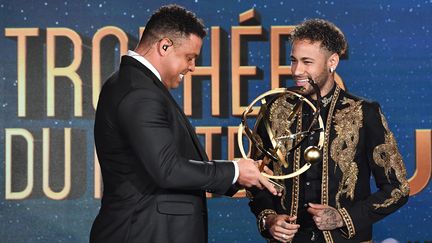 Neymar recevant le trophée de meilleur joueur de Ligue 1 2017/2018. (FRANCK FIFE / AFP)