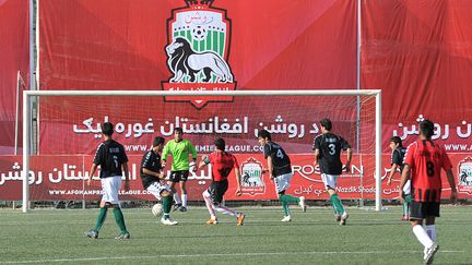 Le deuxi&egrave;me match du premier championnat professionnel afghan, entre les&nbsp;Ughabhaie Hendukosh (en rouge) et les&nbsp;Mawjhaaie Amou (en noir), le 19 septembre 2012, &agrave; Kaboul. (MASSOUD HOSSAINI / AFP)