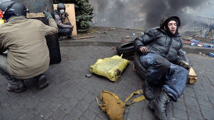 Les m&eacute;decins volontaires qui soignent les opposants bless&eacute;s indiquent que la mani&egrave;re dont les manifestants ont &eacute;t&eacute; tu&eacute;s indique qu'il s'agit de tirs de sniper. (SERGEI SUPINSKY / AFP)