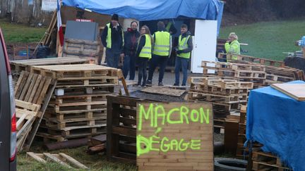 Des "gilets jaunes" au rond-point de Basse-Ham (Moselle), le 6 décembre 2018. (MAXPPP)