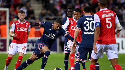 Kylian Mbappé et Lionel Messi, lors du match de L1 entre le Stade de Reims et le Paris Saint-Germain au stade Auguste Delaune de Reims, le 29 août 2021.&nbsp; (FRANCK FIFE / AFP)