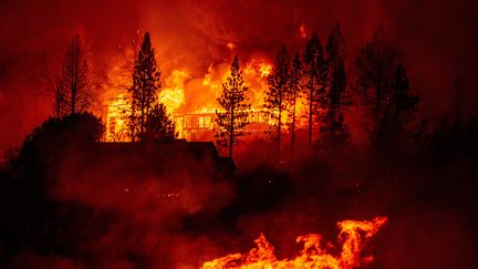 Les flammes de l'incendie Creek engloutissent une maison dans le comté californien de Fresno, le matin du 8 septembre 2020.&nbsp; (JOSH EDELSON / AFP)