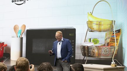 Le vice-président d'Amazon, Dave Limp présente les connexions multiples avec son environnement proches grace à un assistant vocal Alexa. Ici avec un micro-ondes, à Seattle (Washington), le 20 septembre 2018. (STEPHEN BRASHEAR / GETTY IMAGES NORTH AMERICA)