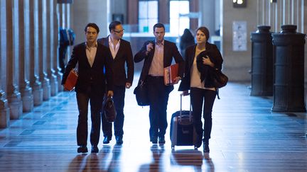 L'ancien trader J&eacute;r&ocirc;me Kerviel (au centre) arrive &agrave; son proc&egrave;s, avec son avocat David Koubbi (&agrave; gauche), le 6 juin 2012 &agrave; Paris. (MARTIN BUREAU / AFP)