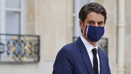 Le porte-parole du gouvernement, Gabriel Attal, devant l'Elysée, à Paris, le 23 juin 2021. (LUDOVIC MARIN / AFP)