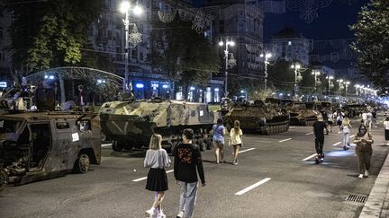 Des blindés russes sont "exposés" dans les rues de Kiev (Ukraine), le 23 août 2022. (METIN AKTAS / ANADOLU AGENCY)