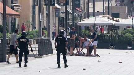 Un homme est inconscient après les affrontements entre Russes et Anglais, à Marseille (Bouches-du-Rhone), le 11 juin 2016.&nbsp; (LEON NEAL / AFP)