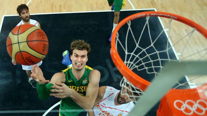 Le basketteur br&eacute;silien Tiago Splitter marque un panier lors du match contre l'Espagne, le 6 ao&ucirc;t.&nbsp; (CHRISTIAN PETERSEN / AFP)