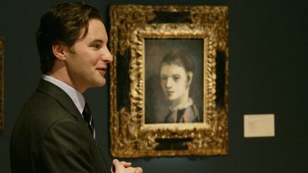 Emmanuel Di Donna, de Sotheby's, devant l'œuvre Tête d'Arlequin&nbsp;de Picasso, le 3 mai 2007 à New York (Etats-Unis).&nbsp; (STAN HONDA / AFP)