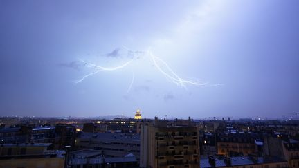 Des éclairs illuminent le ciel parisien lors d'un orage, le 10 juin 2014. (CITIZENSIDE / ROMAIN PELLEN / AFP)