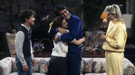 Une partie du casting de "Madame est servie", Adam Carl, Alyssa Milano, Tony Danza et Judith Light, dans un épisode de 1987. (ABC PHOTO ARCHIVES / WALT DISNEY TELEVISION)