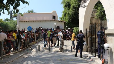 Chaque jour, des centaines de migrants se pressent au commissariat de police de Kos (Gr&egrave;ce) dans l'espoir de se faire enregistrer. L'attente peut durer des heures, voire des jours ou des semaines. La frustration g&eacute;n&egrave;re des tensions et des bagarres &eacute;clatent parfois. (BENOIT ZAGDOUN / FRANCETV INFO)