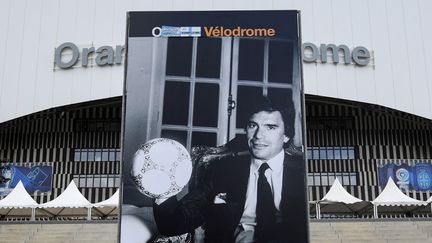 Un portrait de Bernard Tapie a été affiché devant le stade Vélodrome à Marseille (Bouches-du-Rhône), le 3 octobre 2021. (CLEMENT MAHOUDEAU / AFP)