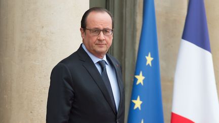 Fran&ccedil;ois Hollande devant la Palais de l'Elys&eacute;e, le 21 octobre 2015 ( WITT / SIPA)