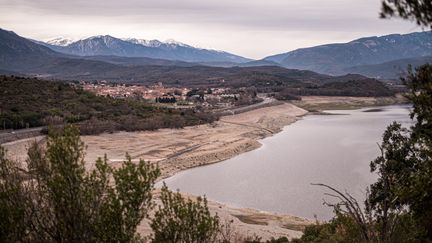 Le lac de Vinça, dans les Pyrénées-Orientales, le 25 février 2023. (STEPHANE FERRER / HANS LUCAS / AFP)