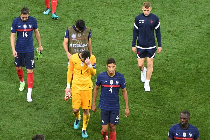 Les Bleus après l'élimination contre la Suisse à l'Euro, le 28 juin à Bucarest (DANIEL MIHAILESCU / POOL)