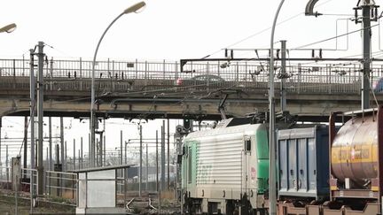 Les syndicats de la SNCF appellent à une grève illimitée à partir du 11 décembre 2024. Ils protestent contre l’ouverture à la concurrence des lignes régionales ainsi que contre le démantèlement du fret ferroviaire de l’entreprise. Les perturbations pourraient commencer dès le 21 novembre.