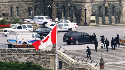 Des commandos de la police canadienne lourdement arm&eacute;s d&eacute;ploy&eacute;s autour du Parlement d'Ottawa, le 22 octobre 2014 (CHRIS WATTIE / REUTERS )