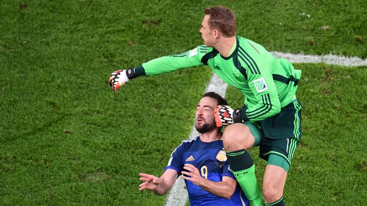 Le gardien allemand Manuel Neuer heurte de plein fouet l'attaquant argentin&nbsp;Gonzalo Higuain en finale de la Coupe du monde,&nbsp;dimanche 13 juillet &agrave; Rio de Janeiro (Br&eacute;sil). (FRANCOIS XAVIER MARIT / POOL / AFP)