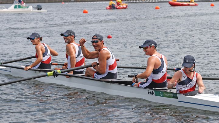 Antoine Jesel, le poing levé, après la médaille de bronze obtenue avec l'équipe de France de para aviron en quatre barré mixte lors des Jeux paralympiques de Tokyo, le 29 août 2021. (PICOUT GREGORY / KMSP)