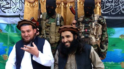 L'alors porte-parole de&nbsp;Tehreek-e-Taliban Pakistan&nbsp;Ehsanullah Ehsan (&agrave; gauche), le 2 f&eacute;vrier 2013 &agrave;&nbsp;Shabtoi (Pakistan).&nbsp; (HAJI MUSLIM / AFP)