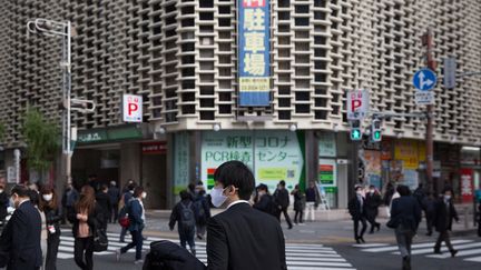 Un centre de dépistage contre le Covid-19 à Tokyo (illustration décembre 2020). (STANISLAV KOGIKU / APA-PICTUREDESK)