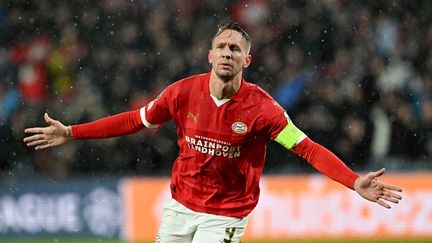 PSV Eidhoven striker Luuk de Jong celebrates his goal in the 12th minute against RC Lens at the Philips Stadium in Eindhoven on November 8, 2023. (JOHN THYS / AFP)