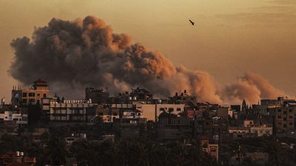 De la fumée s'élève de Deir al-Balah, dans le centre de la bande de Gaza, le 13 janvier 2024. (ALI JADALLAH / ANADOLU / AFP)