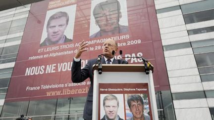 Rémy Pflimlin au rassemblement marquant les 9 mois de détention d'Hervé Ghesquière et Stéphane Taponier (AFP/ETIENNE LAURENT)