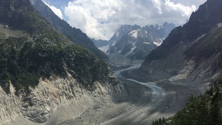 La mer de glace au-dessus de Chamonix (Haute-Savoie), perd 12 cm d’épaisseur de glace par jour à cause du réchauffement climatique. (JUSTINE LECLERCQ / RADIO FRANCE)