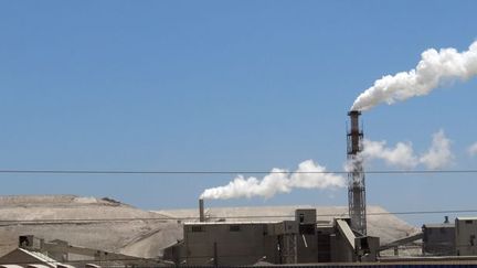 L'usine chimique de la SIAP à Sfax (300 km au sud de Tunis) pollue toute la région. Avec, derrière, l'immense colline de déchets... (FTV - Laurent Ribadeau Dumas)