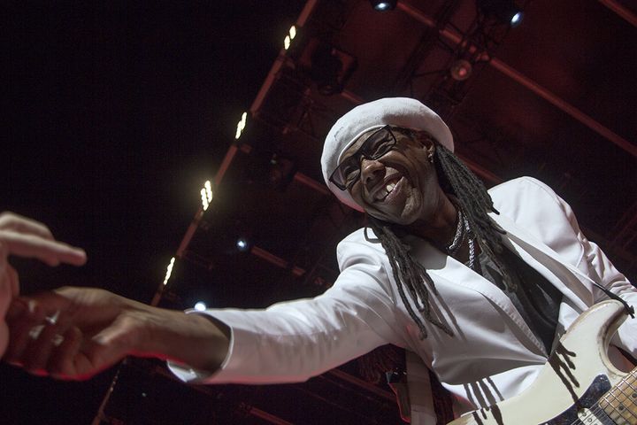 Nile Rodgers offre ses médiators aux spectateurs des premiers rangs
 (Jean-François Lixon)