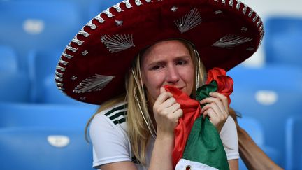 Une supportrice méxicaine face au Brésil le 2 juillet 2018 à&nbsp;Samara&nbsp;(Russie). (FABRICE COFFRINI / AFP)