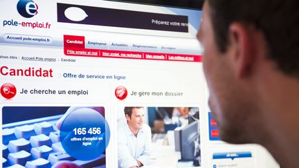 Un ch&ocirc;meur consulte le site de P&ocirc;le emploi, le 25 juillet 2013, &agrave; Paris. (MAXPPP)