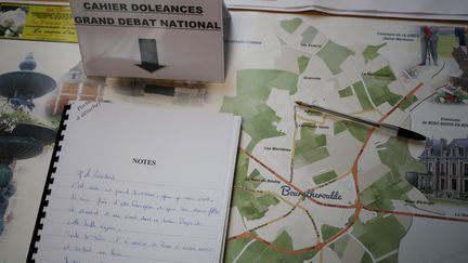 Un cahier de doléances à&nbsp;Bourgtheroulde-Infreville (Eure), le 14 janvier 2019 à la veille du lancement du grand débat national par Emmanuel Macron dans cette ville de Normandie. (CHARLY TRIBALLEAU / AFP)