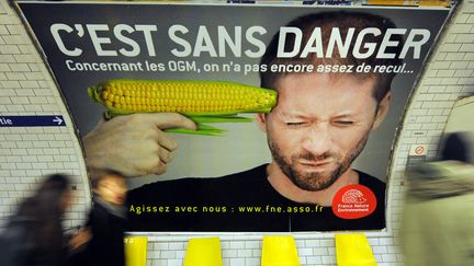 Une affiche de la campagne anti-OGM de la f&eacute;d&eacute;ration&nbsp;France, Nature, Environement dans une station de m&eacute;tro de Paris le 15 f&eacute;vrier 2011. (MIGUEL MEDINA /&nbsp;AFP)