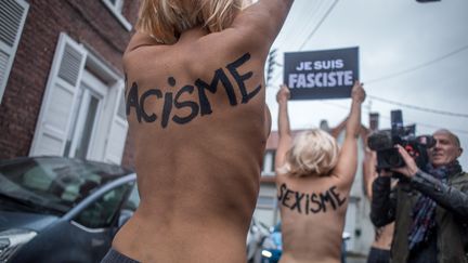 Des militantes des Femen manifestent &agrave; H&eacute;nin-Beaumont (Pas-de-Calais), dimanche 29 mars 2015.&nbsp; (MICHAEL BUNEL / NURPHOTO / AFP)