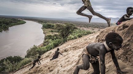 L’Ethiopie est en pleine expansion économique. Mais pour répondre à ce développement, un immense barrage, le Gibe III, a été construit pour fournir l'énergie. Mais ce projet a eu un impact considérable sur les différentes ethnies qui vivent dans la vallée de l'Omo et le long de la rivière du même nom, une zone à la biodiversité extraordinaire. Beaucoup s’élèvent contre ce projet car il met en péril l’environnement et les populations de la région.
 (Fausto Podavini)