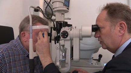 Six mois sont parfois nécessaires pour décrocher un rendez-vous chez un ophtalmologiste, ce qui a décidé les députés à autoriser les orthoptistes à prescrire lunettes et lentilles. Le décret a été publié, mercredi 27 avril.&nbsp; (CAPTURE ECRAN FRANCE 3)